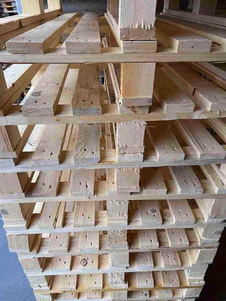 Cedar Rapids, Iowa - Grade A Premium 48x40 Wood Pallets