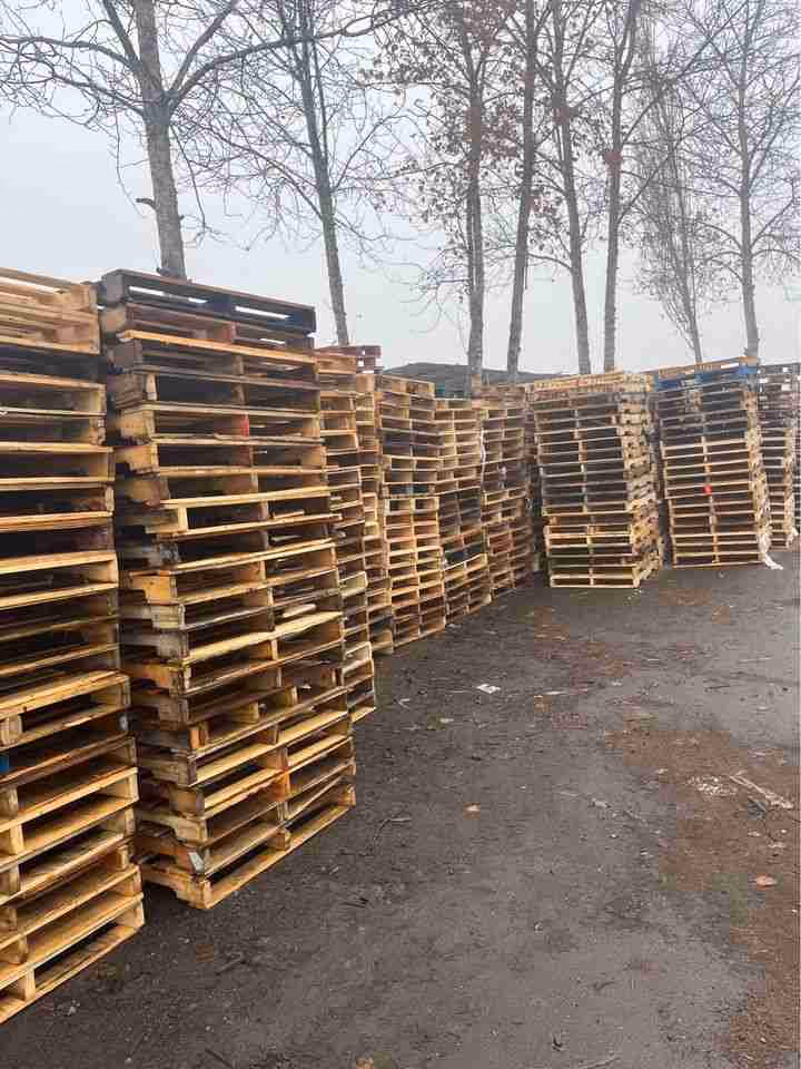 Manhattan, Kansas - Grade A Premium 48x40 Wood Pallets