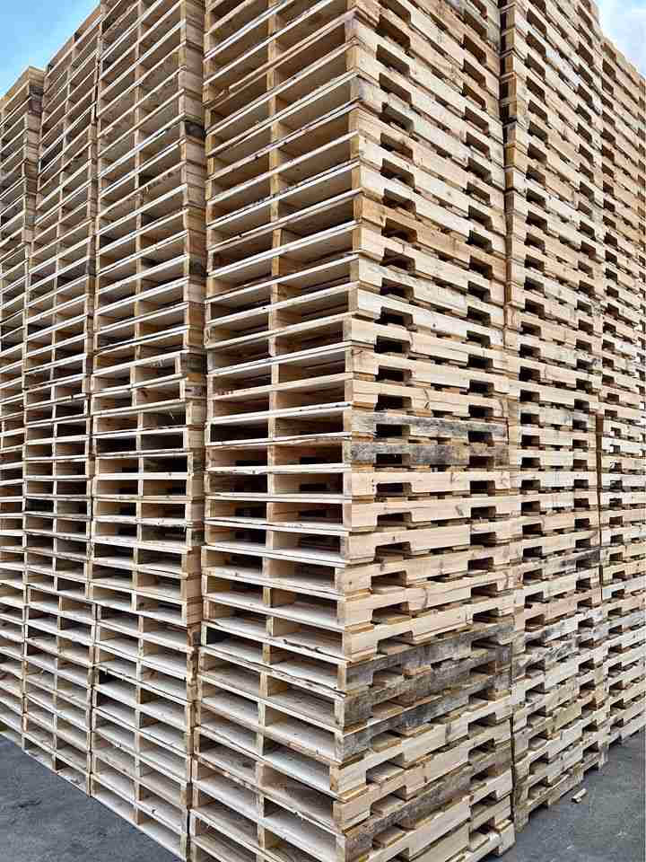 Topeka, Kansas - Grade A Premium 48x40 Wood Pallets