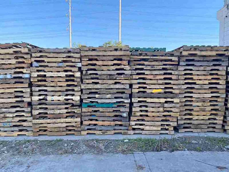 Louisville, Kentucky - Grade A Premium 48x40 Wood Pallets