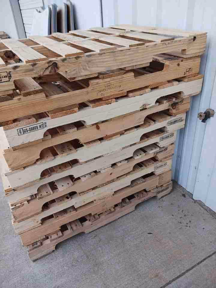 Lansing, Michigan - Grade C Economy Wood Pallets