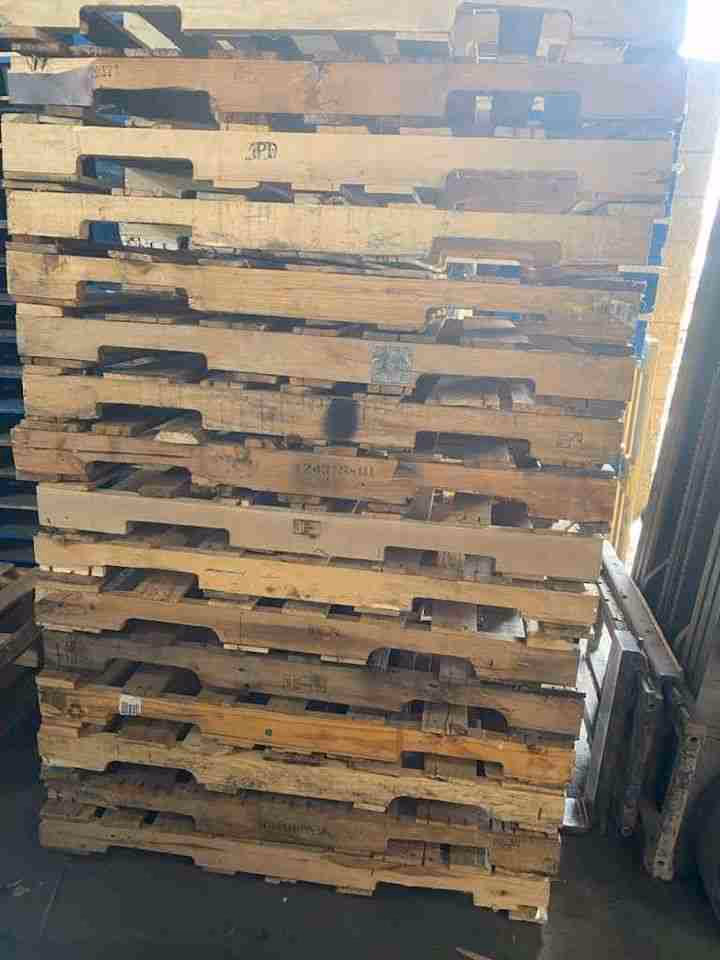Biloxi, Mississippi - Grade A Premium 48x40 Wood Pallets