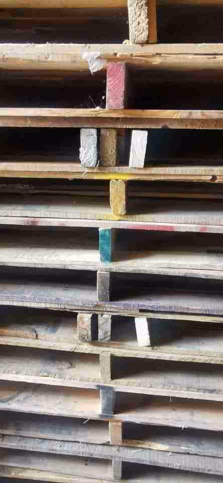 Albany, New York - Grade A Premium 48x40 Wood Pallets