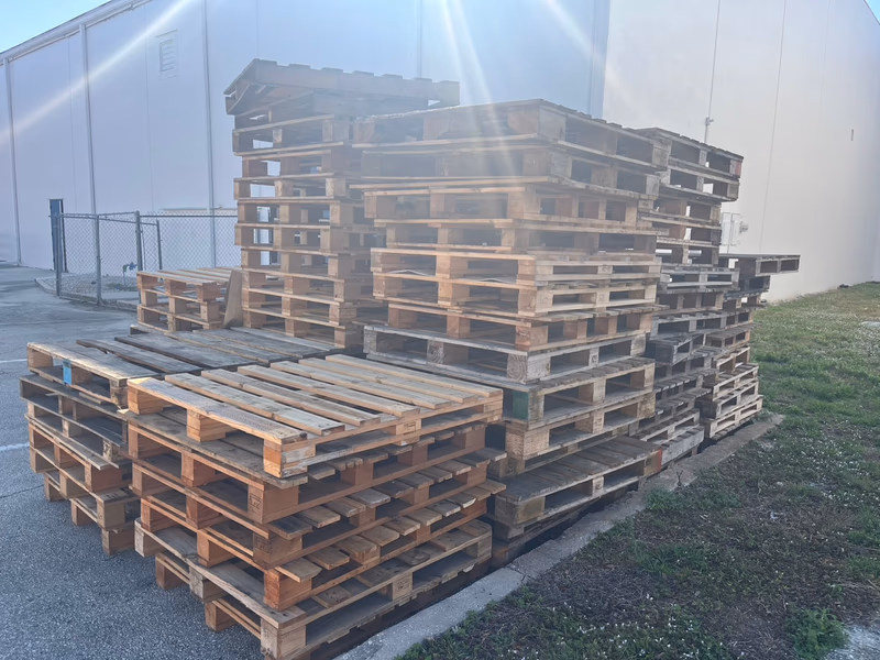 Goodyear, Arizona - Grade A Premium 48x40 Wood Pallets