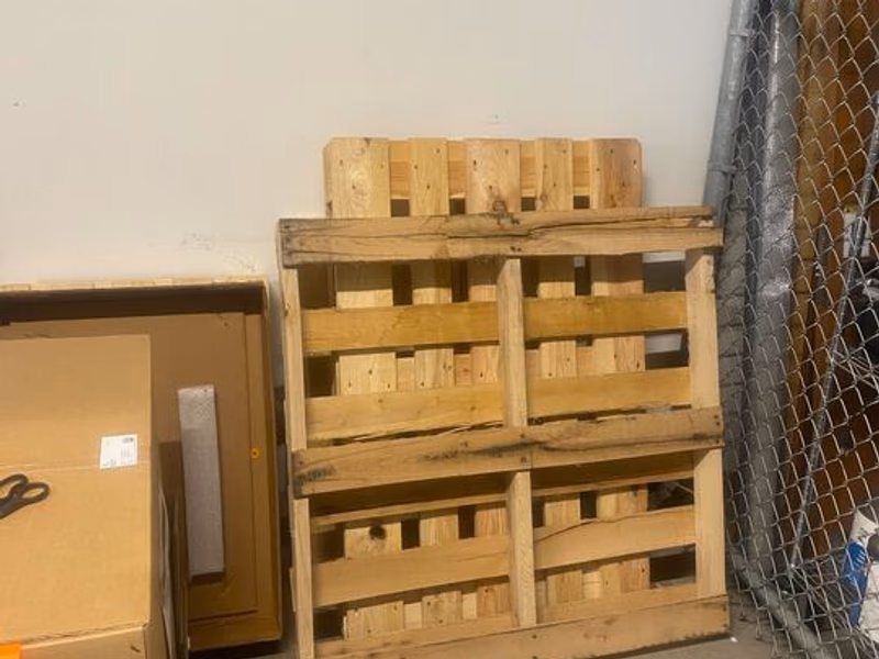 Santa Clarita, California - Grade A Premium 48x40 Wood Pallets