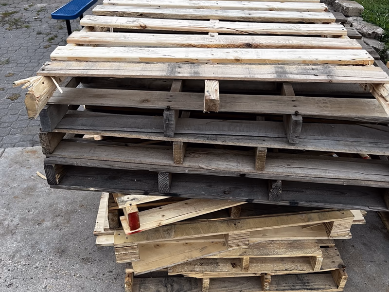 Burbank, California - Grade B Standard Wood Pallets
