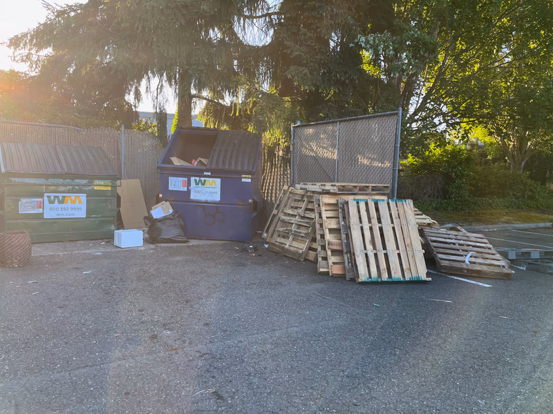 San Mateo, California - Grade B Standard Wood Pallets