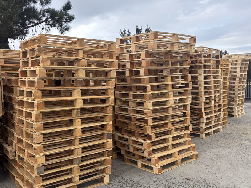 Elgin, Illinois - Grade A Premium 48x40 Wood Pallets